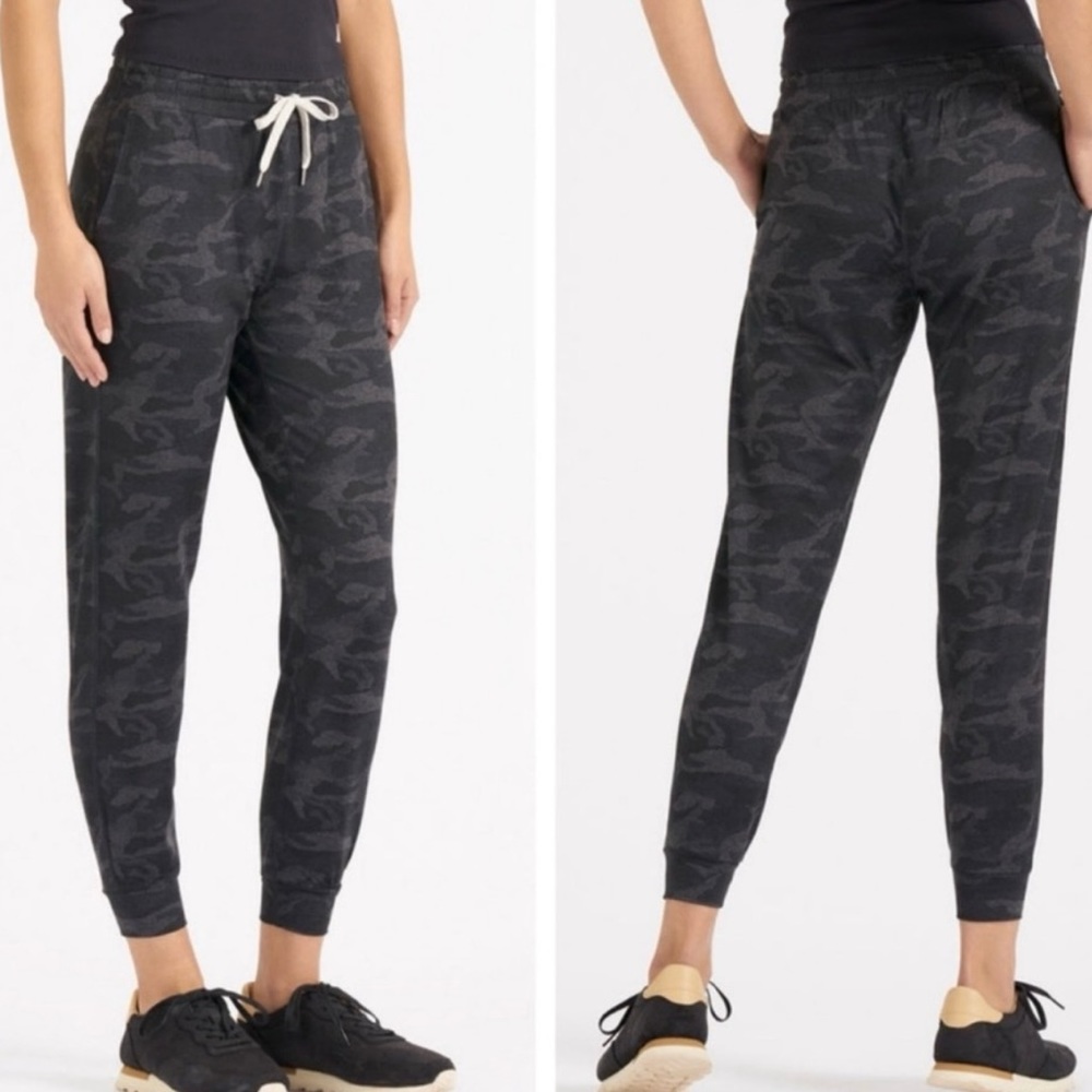 Women’s Vuori Performance Jogger Camo size Medium